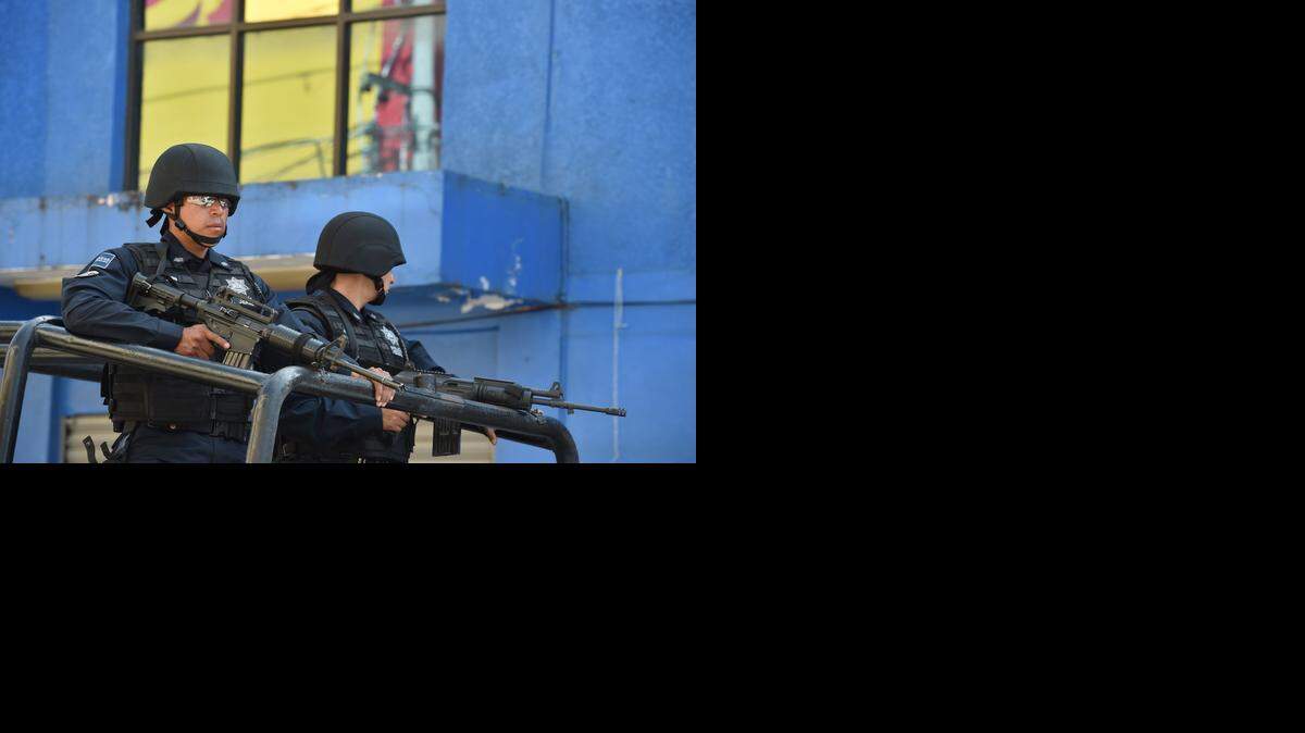 
Agentes federales patrullan el jueves una calle en la localidad de Iguala, en el estado de Guerrero, donde el gobierno tuvo que ocupar la ciudad por la caótica situación de violencia.


