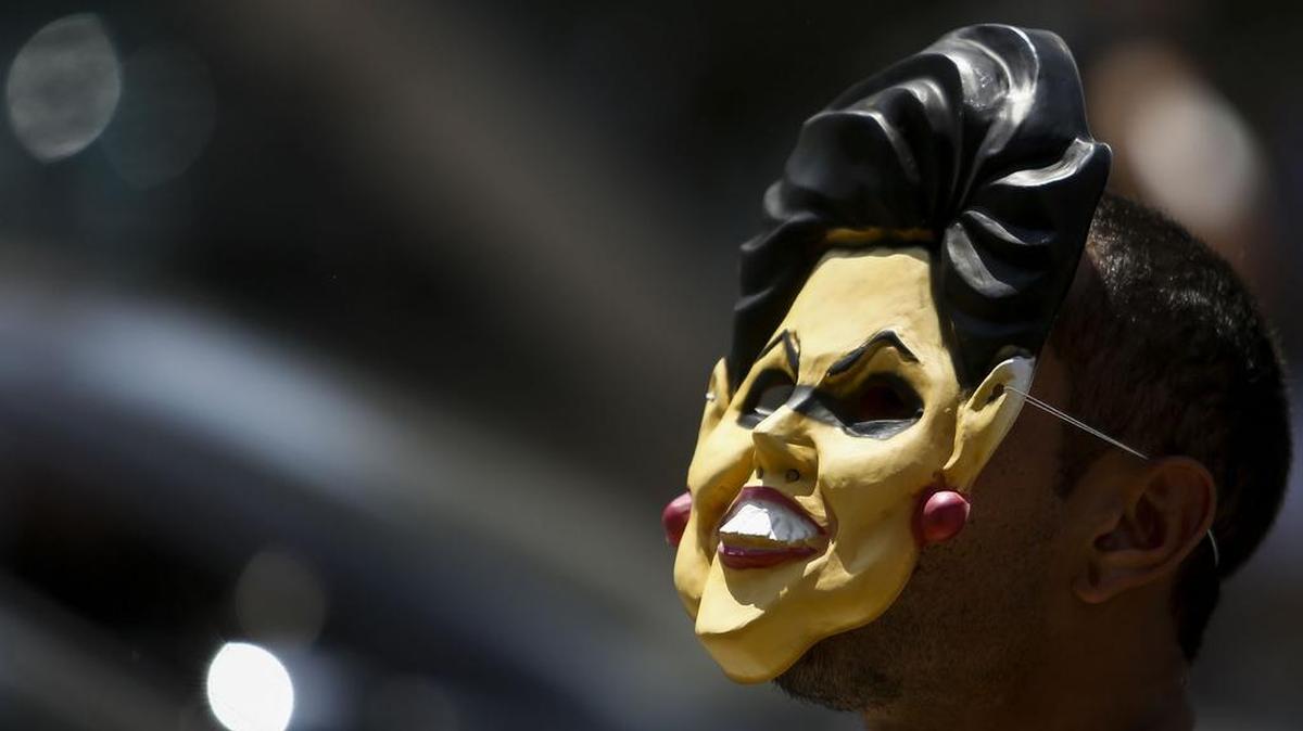 Un manifestante usa una máscara de la presidenta Dilma Rousseff en un acto en apoyo a que se le haga un juicio político.