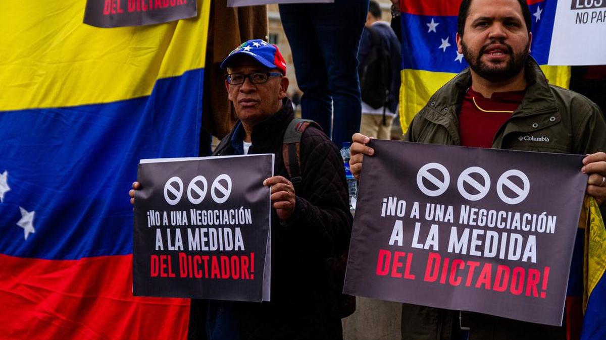 Migrantes venezolanos residentes en Colombia protestan contra la conferencia internacional sobre el proceso político de Venezuela celebrada en Bogotá, Colombia, el 25 de abril de 2023.