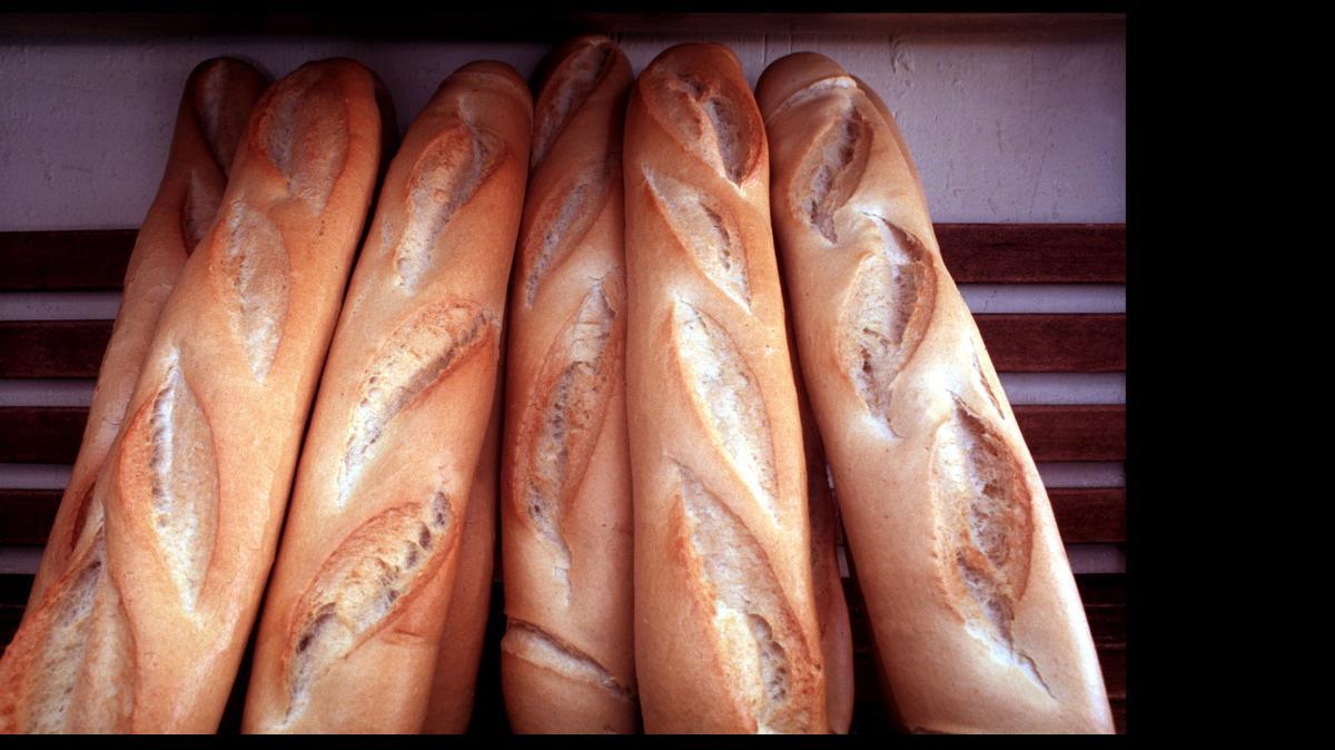 
Los gremios de panaderos de La Paz y de la vecina El Alto han anunciado una huelga de 48 horas, el lunes y el martes, y el aumento del precio del pan después de que el gobierno boliviano decidiera esta semana retirar la subvención a la harina que otorgaba desde el 2011. 
