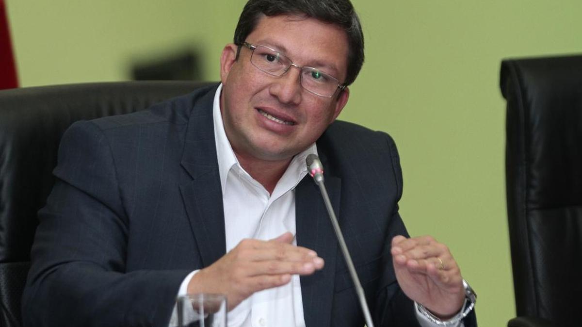 
El ministro coordinador de Seguridad, César Navas, única fuente autorizada por decreto para hablar sobre la evolución del volcán, ofrece una conferencia de prensa el lunes en Quito.
