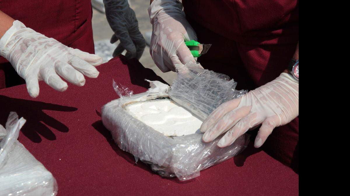 
Expertos en criminología inspeccionan cocaína decomisada en Venezuela, en el 2013.
