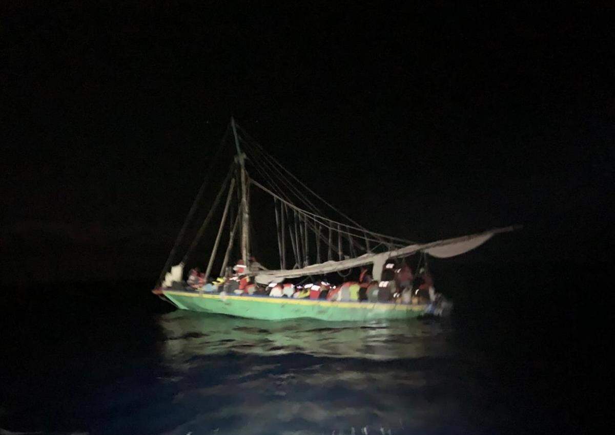 Los guardacostas de Estados Unidos interceptaron a un barco con 191 haitianos a bordo a unas 40 millas al suroeste de Great Inagua, Bahamas, el 25 de enero de 2022.