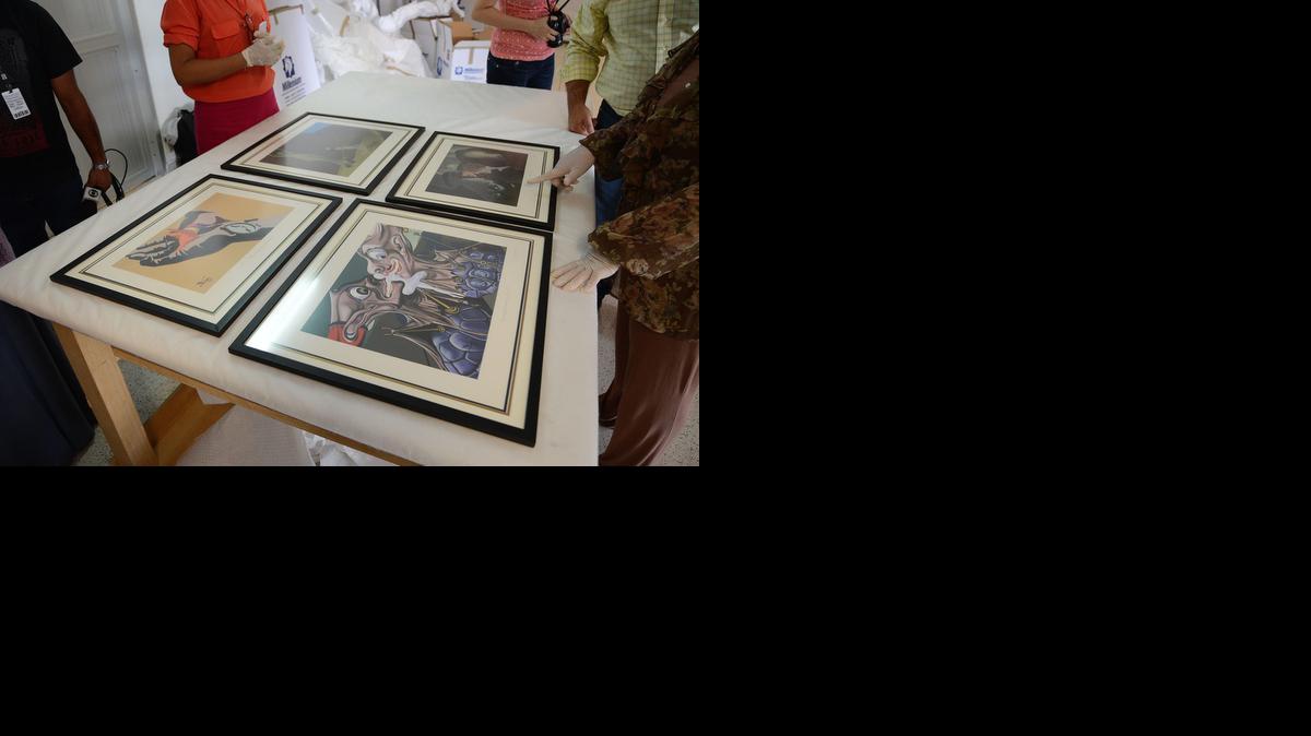 
Algunas de las 48 obras de artes confiscadas por la policía brasileña, entre ellas cinco grabados del español Salvador Dalí (foto), son mostradas el miércoles en Curitiba.
