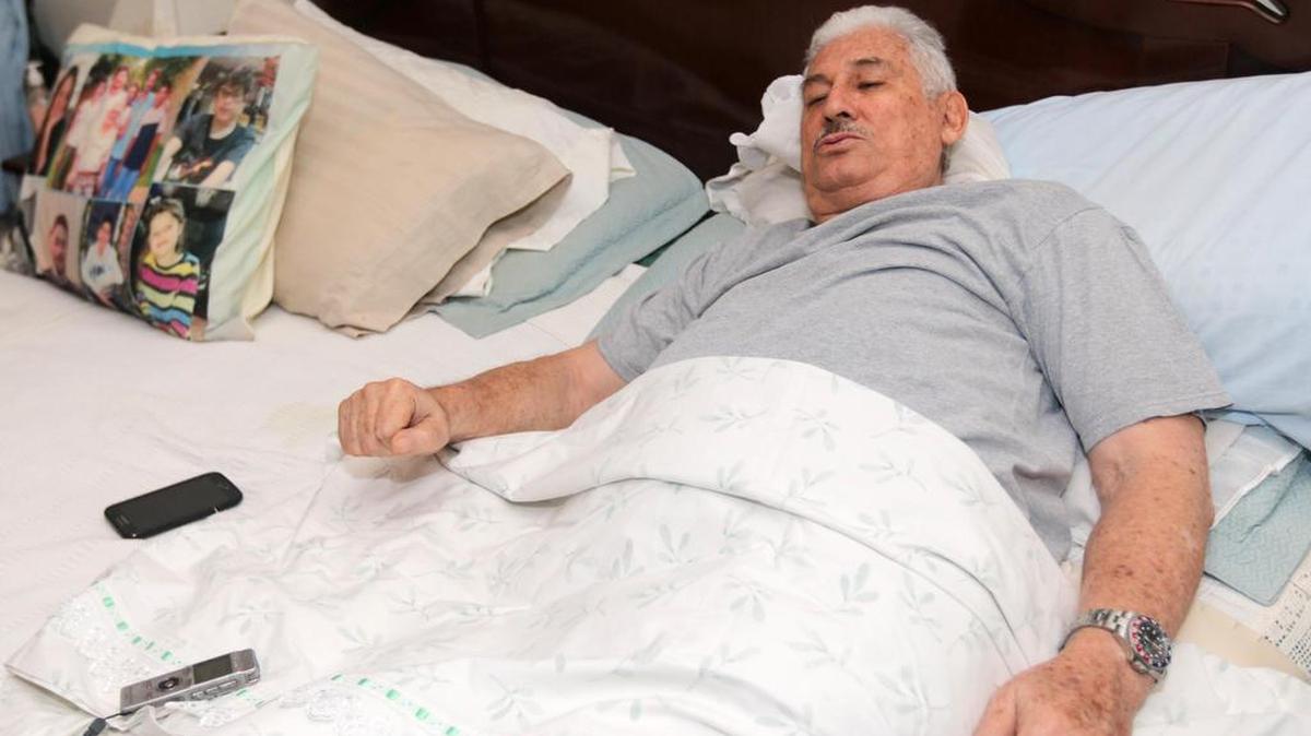 Fotografía del 17 de Agosto de 2016 del general boliviano en retiro Gary Prado Salmón, de 77 años, en su vivienda de la ciudad de Santa Cruz (este), tendido en una cama debido a la parálisis que afecta gran parte de su cuerpo desde hace 35 años cuando fue herido accidentalmente por un disparo.