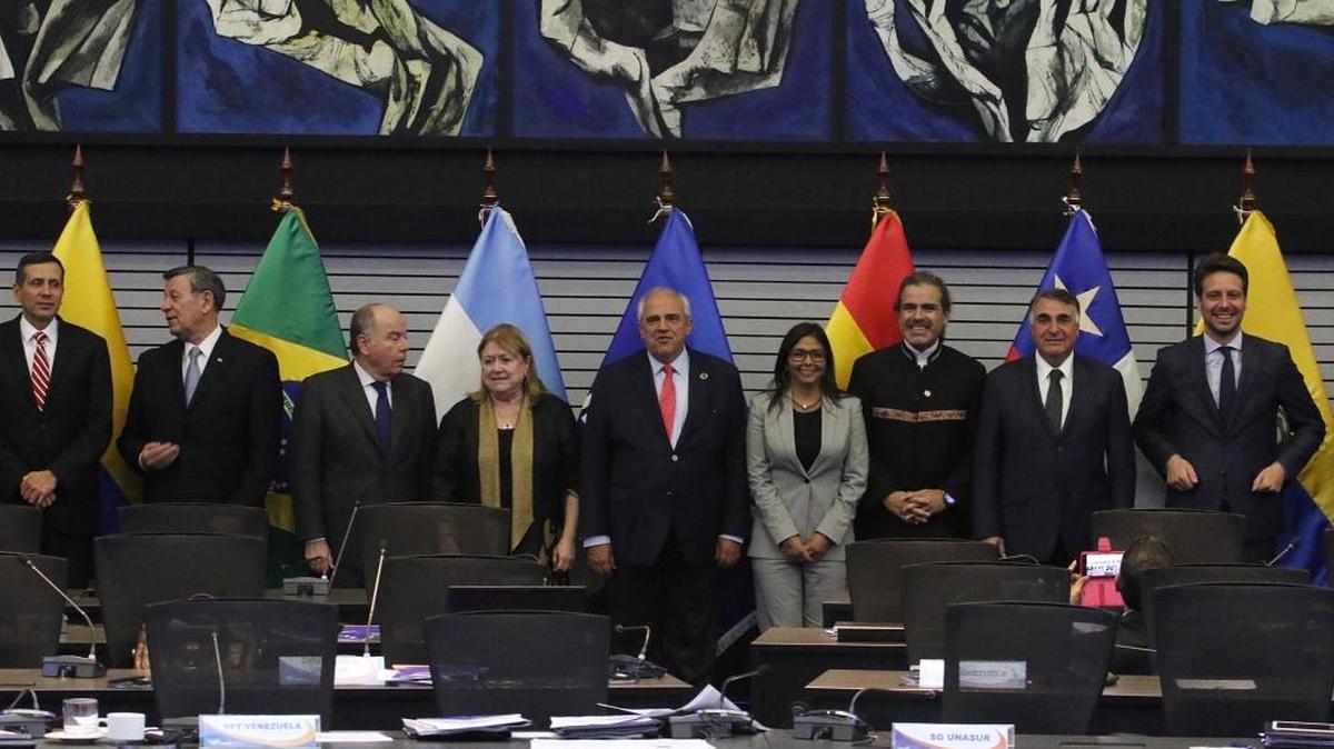 Participantes en la reunión de ministros de Relaciones Exteriores de la Unasur posan el sábado en la sede de Unasur, en Quito, Ecuador. La situación en Ecuador, afectado por un terremoto que asoló hace una semana la costa norte del país, y el proceso de destitución contra la presidenta brasileña, Dilma Rousseff, centraron la discusión.