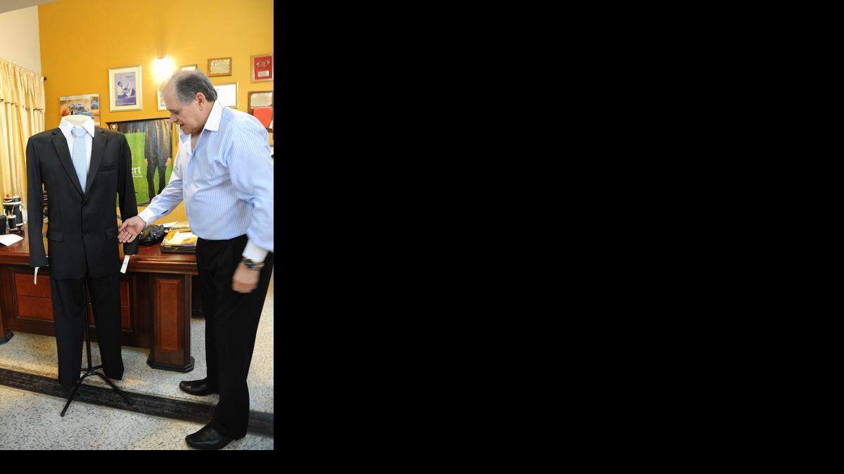 
El “Traje Ibáñez” es en alusión al diputado José María Ibáñez, del gobernante Partido Colorado, procesado por cobrar salarios del Estado a nombre de tres empleados de su fastuosa residencia.
