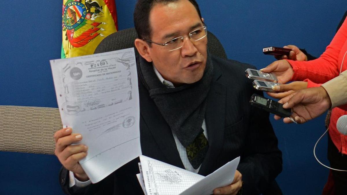 Fotografía cedida por la Agencia Boliviana de Información (ABI), del fiscal general del Estado boliviano, Ramiro Guerrero, habla en rueda de prensa este miércoles 16 de marzo de 2016, en La Paz, donde indica que la empresaria Gabriela Zapata, ex pareja del presidente boliviano, Evo Morales, presentó ante una jueza un certificado falso del supuesto nacimiento del niño de ambos.