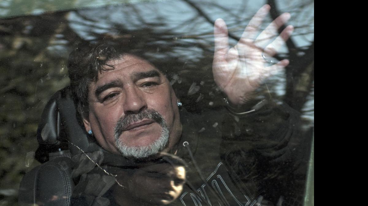 
Diego Armando Maradona saluda a los fanáticos que fueron a acompañarlo a darle el último adiós a su padre. 
