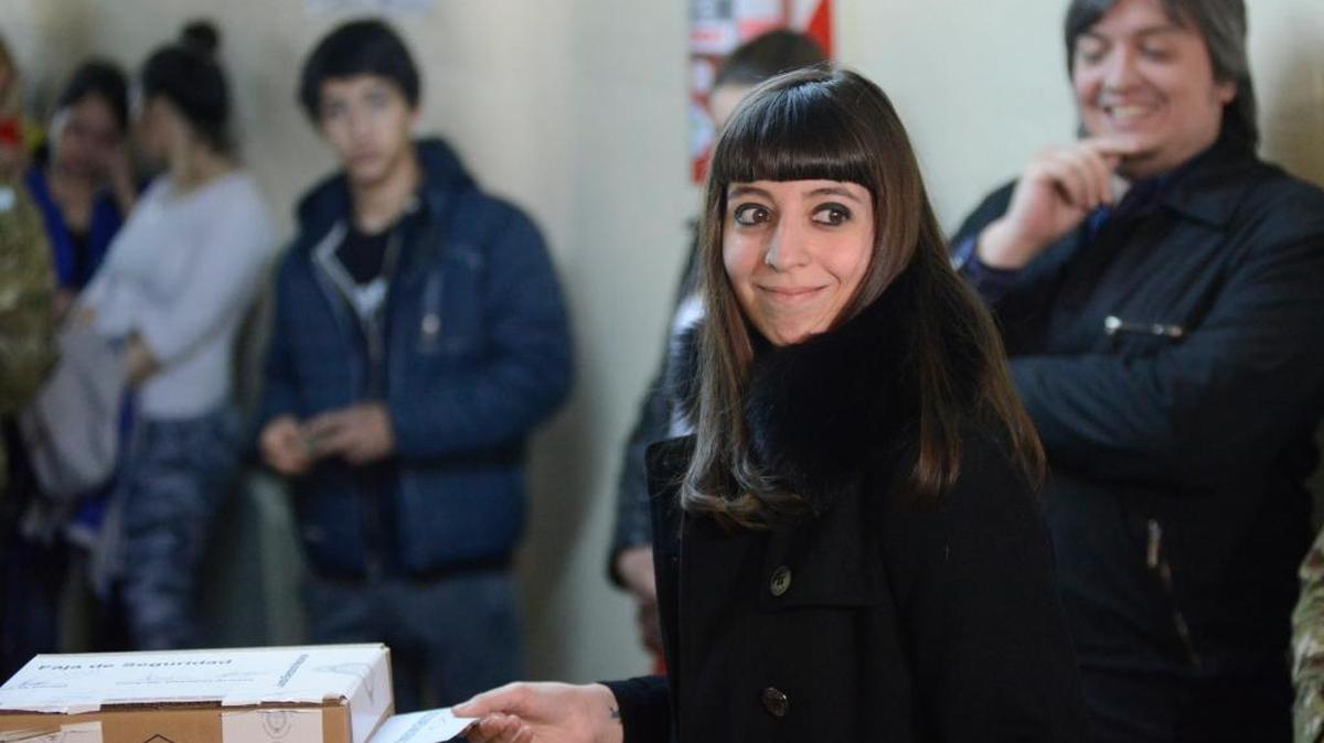 En la imagen se ve a Florencia Kirchner en las pasadas elecciones. Un juez investiga la procedencia de su dinero.