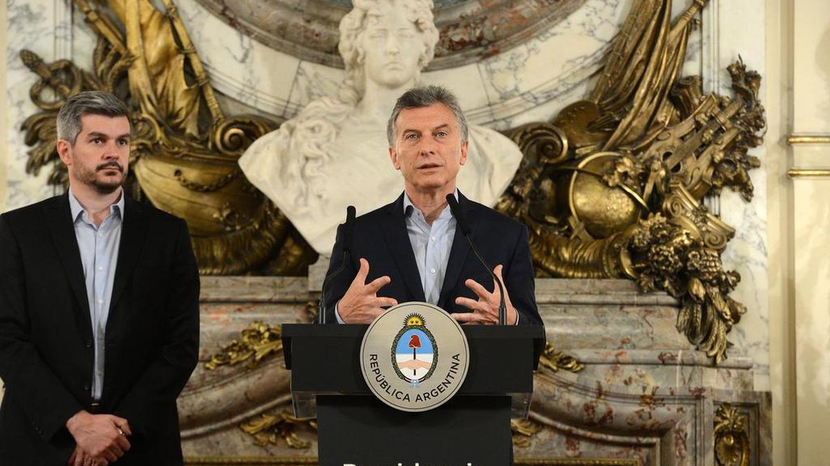 El presidente de Argentina, Mauricio Macri, habla durante una rueda de prensa, acompañado por el jefe del Gabinete de Ministros, Marcos Peña (i), el lunes 23 de octubre de 2017 en la Casa Rosada de Buenos Aires (Argentina).