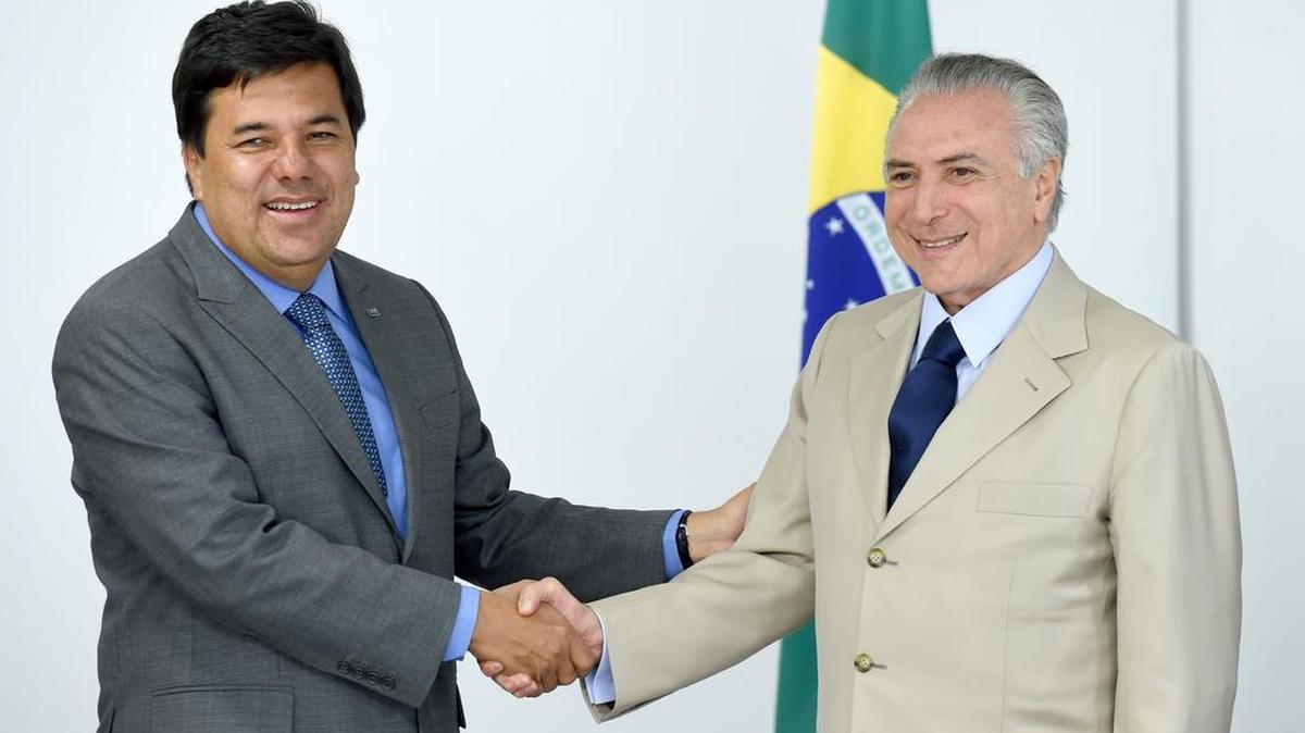 El presidente de Brasil, Michel Temer (der.) con el nuevo ministro de Educación Mendonca Filho en Brasilia el 18 de mayo de 2016.