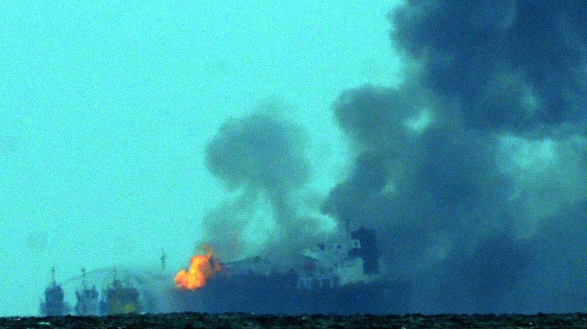 Vista general del sábado 24 de septiembre de 2016, de un buque tipo cisterna de la empresa petrolera mexicana Pemex, cargada con 160 mil barriles de combustible, que explotó y se incendió frente a las costas del puerto de Veracruz.