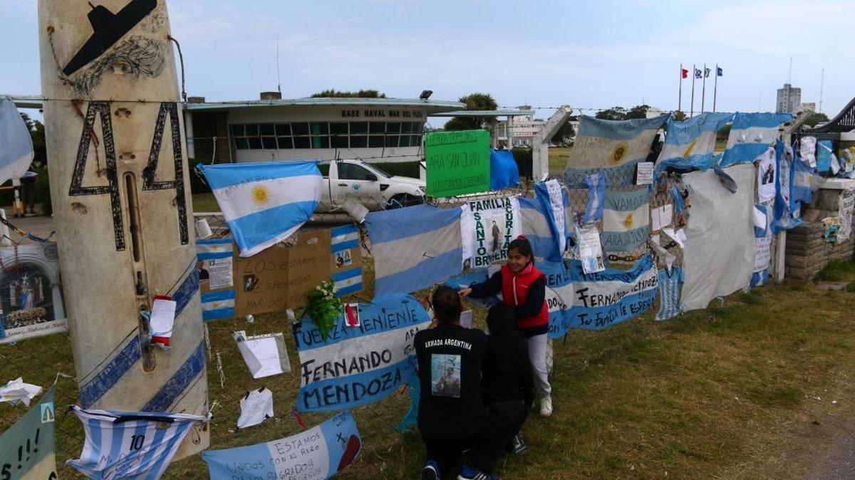 Varias personas visitan el lugar de homenaje a los 44 tripulantes del submarino desaparecido, en la base naval de la Armada Argentina ubicada en Mar del Plata (Argentina).