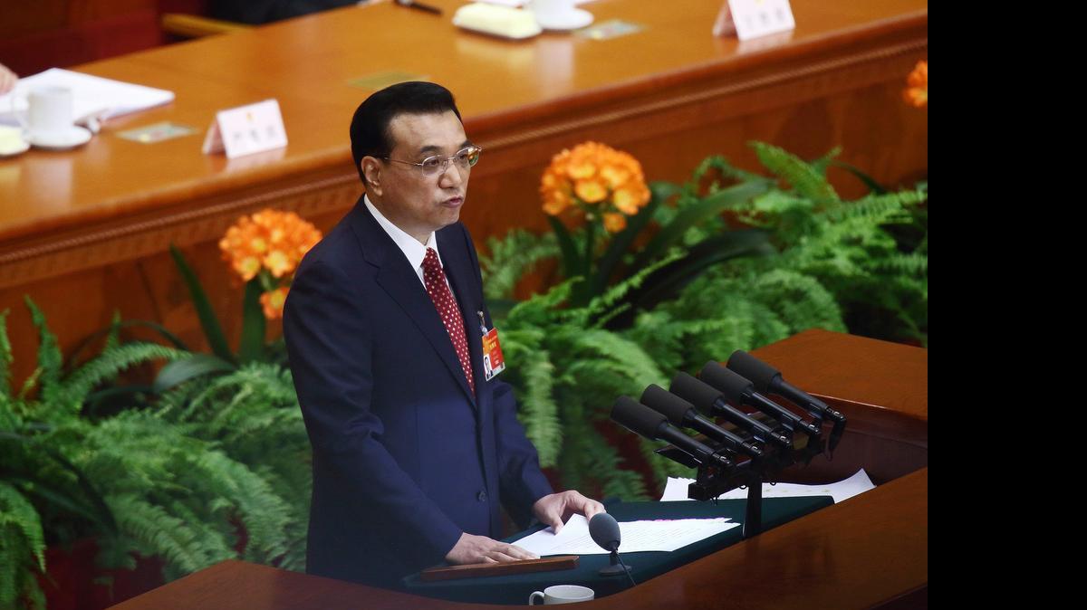 
El primer ministro chino, Li Keqiang, habla durante la sesión inaugural de un congreso, en Pekín, en marzo pasado. El funcionario tiene previsto visitar a Brasil este lunes. 
