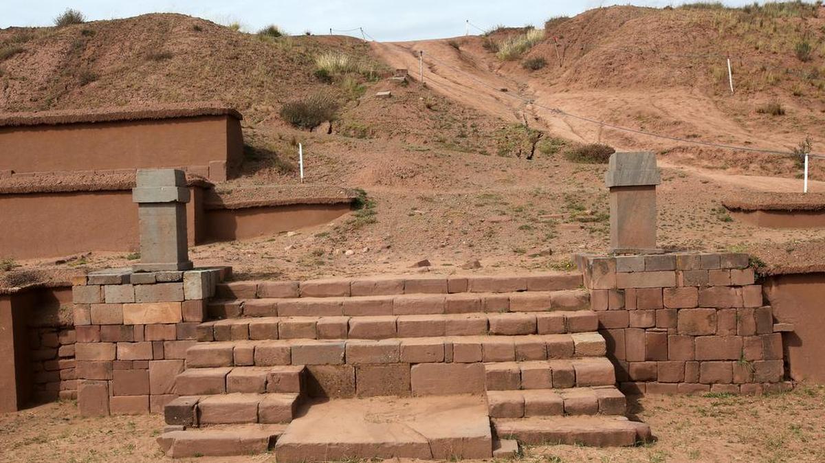 Fotografía del 9 de mayo de 2017, de algunas de las ruinas de Tiahuanaco, donde se realizan trabajos de preservación y conservación en el sitio, a 760 kilómetros de La Paz (Bolivia).