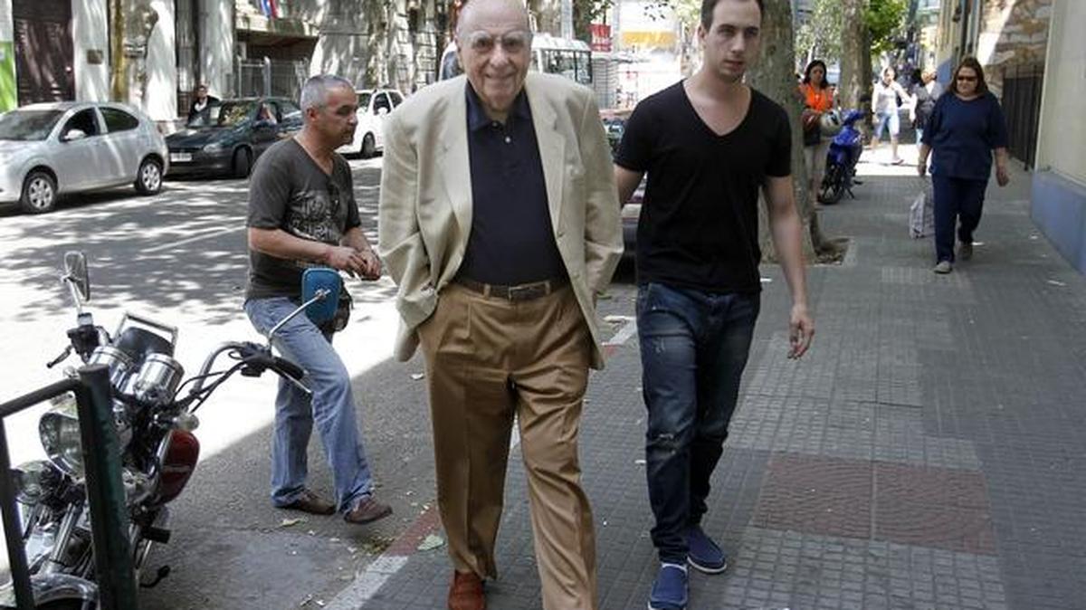 
El ex presidente de Uruguay Julio María Sanguinetti (c) llega a votar en las elecciones nacionales el domingo 26 de octubre de 2014 en Montevideo (Uruguay). 
