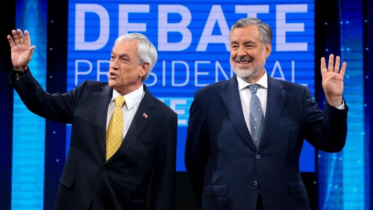 Los candidatos presidenciales chilenos Sebastián Piñera (izq) y Alejandro Guillier durante un debate realizado el 11 de diciembre.