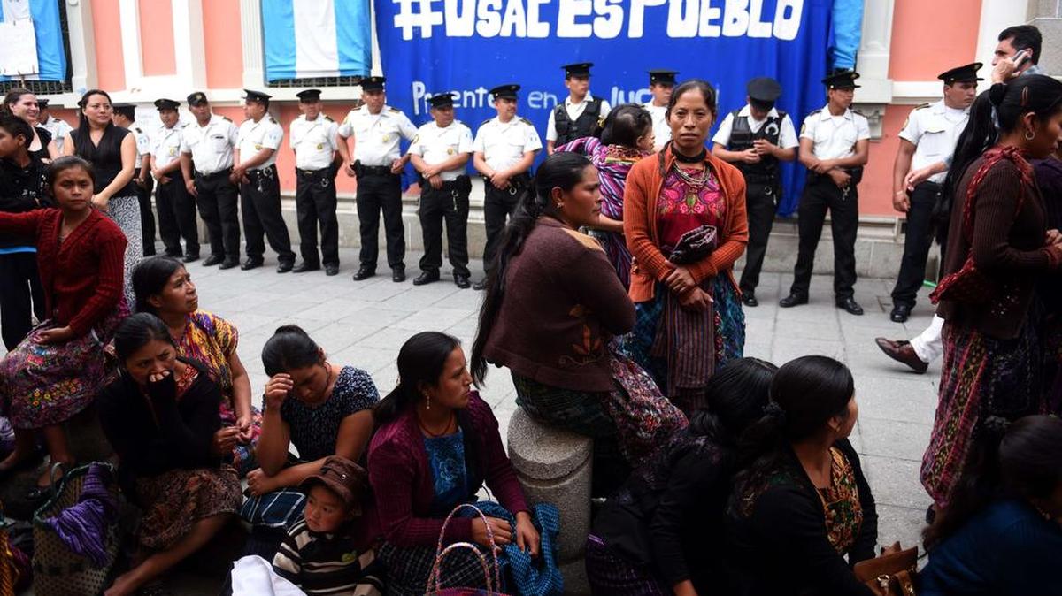 
Indígenas guatemaltecos protestan este viernes, frente Tribunal Supremo Electoral en Ciudad Guatemala, contra las elecciones generales que han sido convocadas para el próximo domingo.


