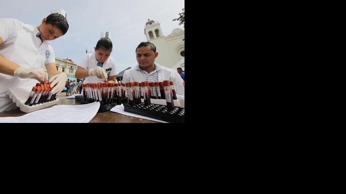 
Enfermeros ordenan pruebas de sangre recolectadas en una jornada de detección del VIH, en San Salvador, El Salvador. 
