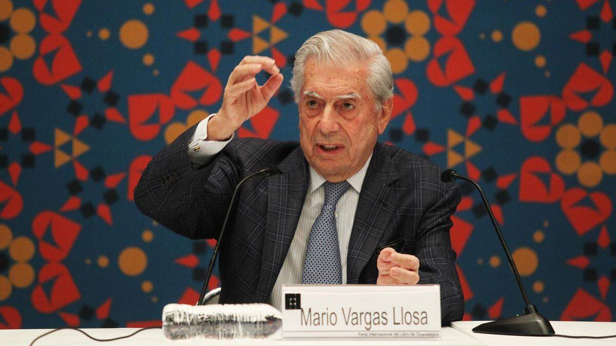 El escritor peruano Mario Vargas Llosa presenta su libro “Cinco Esquinas” el 27 noviembre de 2016, en la Feria Internacional del Libro de Guadalajara (FIL), en Guadalajara, México.
