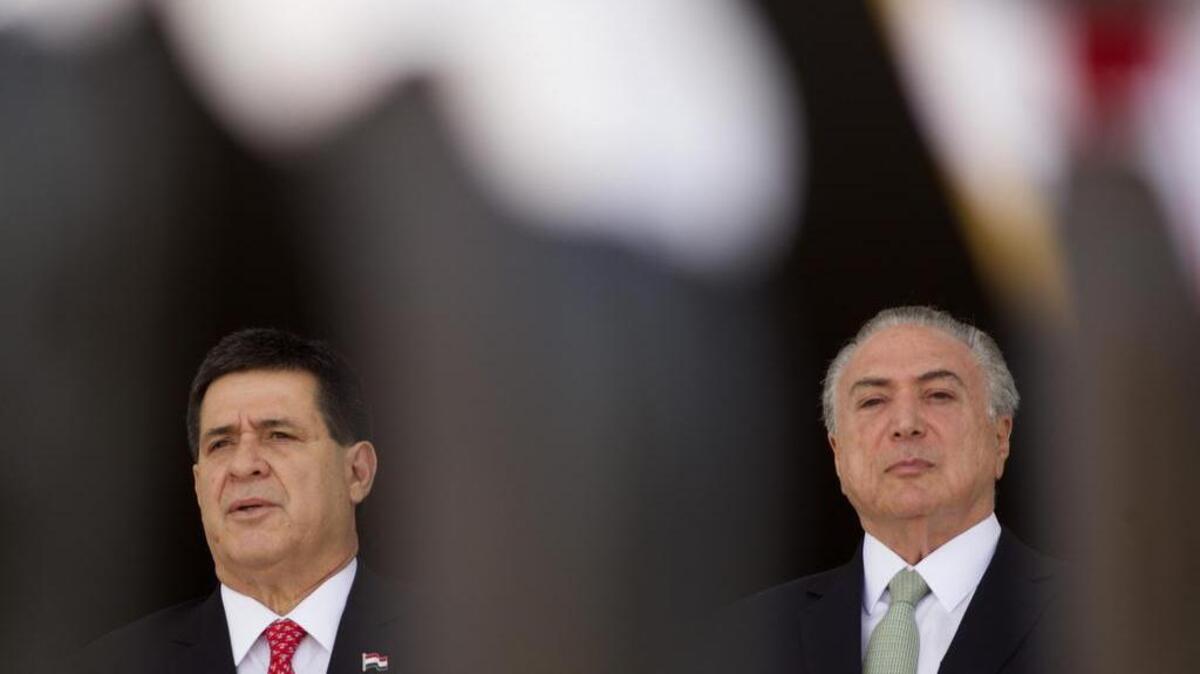 El presidente de Brasil, Michel Temer (2i), recibe con honores militares al presidente de Paraguay, Horacio Cartes (i), que llegó el lunes 21 de agosto de 2017, a Brasilia.