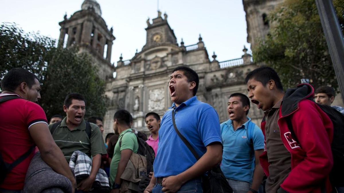 
Decenas de estudiantes reunidos en el Zócalo de la Ciudad de México protestan por la falta de transparencia en las investigaciones sobre la desaparición de los 43 normalistas.
