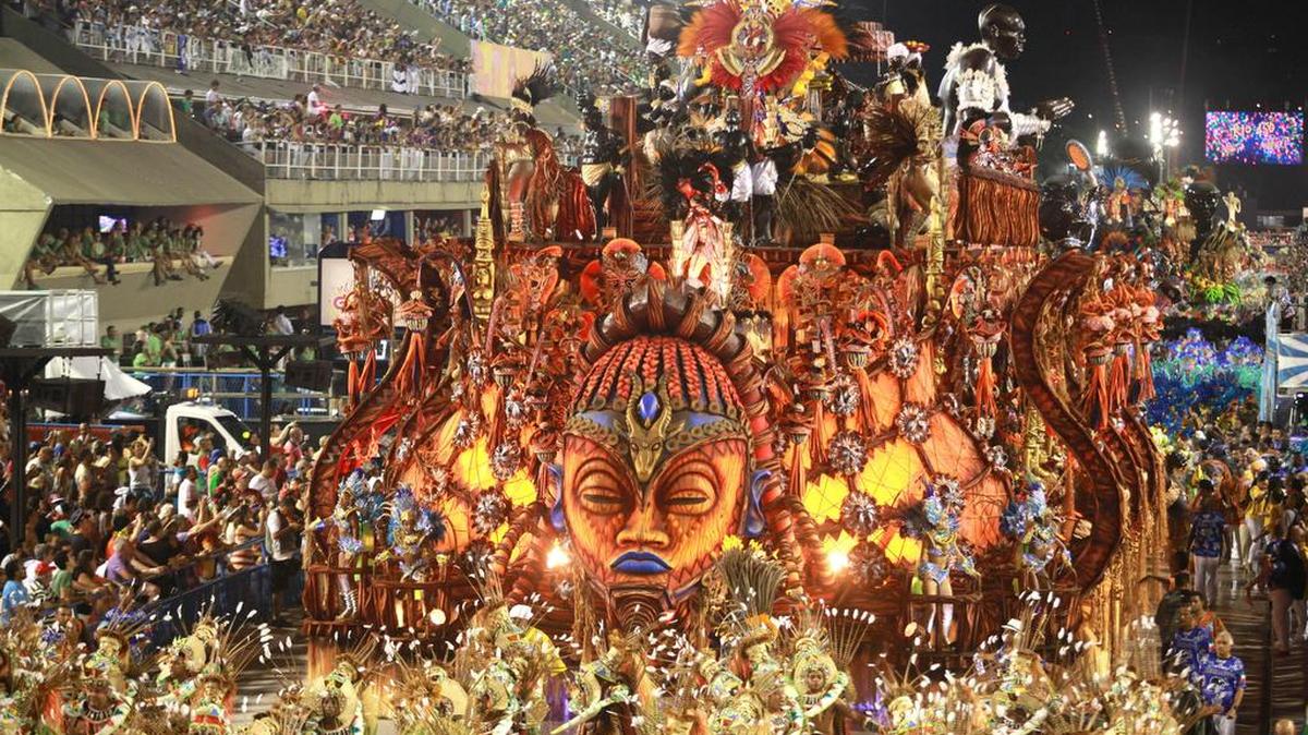 Integrantes de la escuela Beija Flor desfilan del lunes, 16 de febrero de 2015, en Río de Janeiro (Brasil). La escuela de samba Beija Flor se consagró campeona del carnaval 2015 del desfile de escuelas de Río de Janeiro.