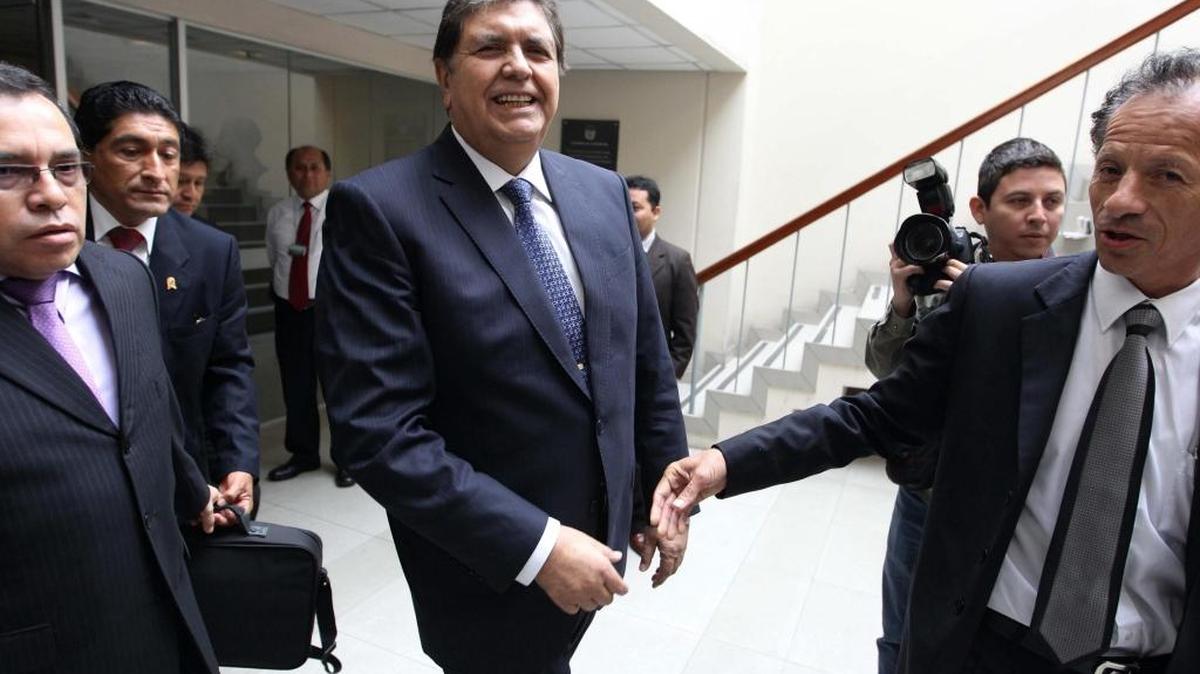 El ex presidente peruano Alan García (cen.) ingresa al Congreso peruano en Lima. García fue elegido por los militantes del socialdemócrata Partido Aprista como candidato para las elecciones presidenciales de 2016.
