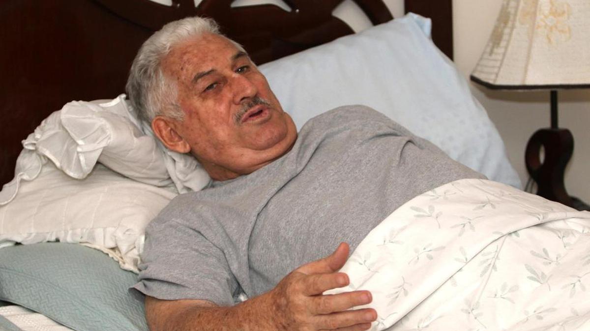 Fotografía del 17 de Agosto de 2016 del general boliviano en retiro Gary Prado Salmón, de 77 años, en su vivienda de la ciudad de Santa Cruz (este), tendido en una cama debido a la parálisis que afecta gran parte de su cuerpo desde hace 35 años cuando fue herido accidentalmente por un disparo.