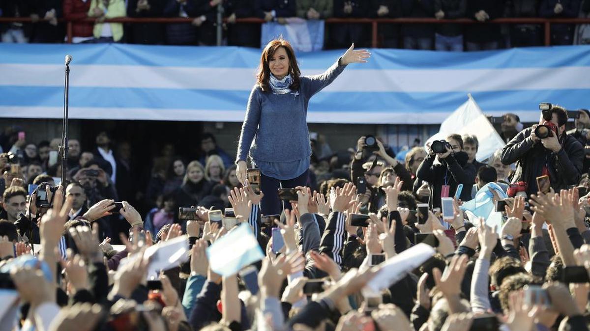 Cristina Fernández, ex presidenta argentina, saluda a sus partidarios en un acto político en Buenos Aires el 20 de junio del 2017.
