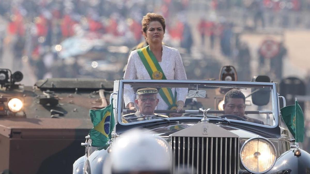 
La presidenta de Brasil, Dilma Rousseff, participa el lunes en un desfile militar por la celebración del Día de la Independence en Brasilia, el lunes.
