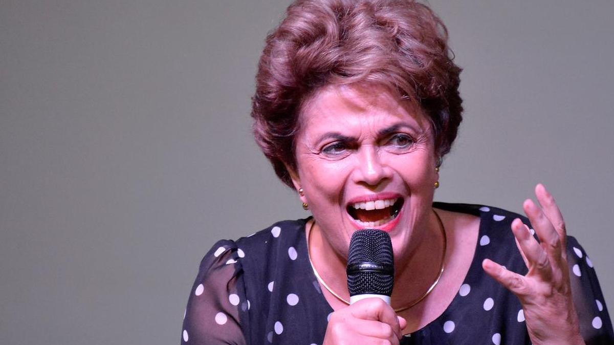 La presidenta suspendida de Brasil, Dilma Rousseff, participa el domingo 30 de mayo de 2016, en la presentación de un libro que aborda el proceso de destitución que enfrenta la mandataria, titulado "La Resistencia al Golpe de 2016", en la universidad de Brasilia (Brasil).