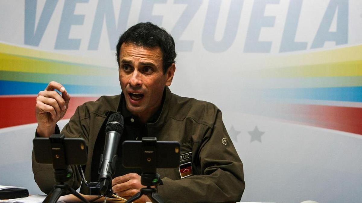 Según un periódico brasileño, el gobernador del estado Miranda, Henrique Capriles, recibió una donación “ilegal” de la controvertida compañía Odebrecht durante la campaña presidencial de 2012. En la imagen, Capriles en una conferencia de prensa el 19 de mayo de 2017 en Caracas.