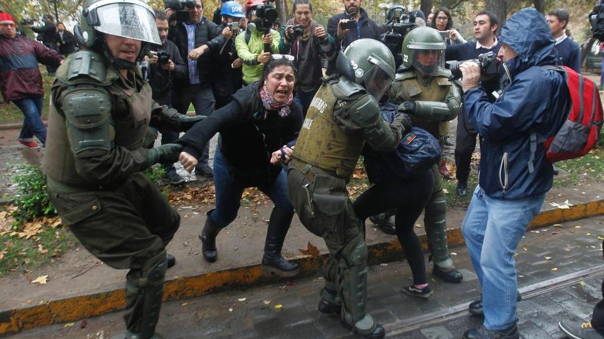 Efectivos antimotines reprimieron violentamente con chorros de agua y gases lacrimógenos, lanzados en las inmediaciones de un hospital, a decenas de adolescentes que intentaron marchar.