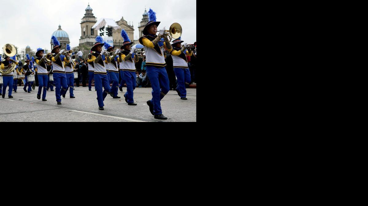 
Una banda musical de estudiantes desfila el lunes durante un acto por la conmemoración del 193 aniversario del Día de la Independencia en la Ciudad de Guatemala. Los países de Centroamérica conmemoraron la fecha con festejos en los que los presidentes de Guatemala, Costa Rica y El Salvador coincidieron en hacer esfuerzos por mejorar el desarrollo social en la región. 

