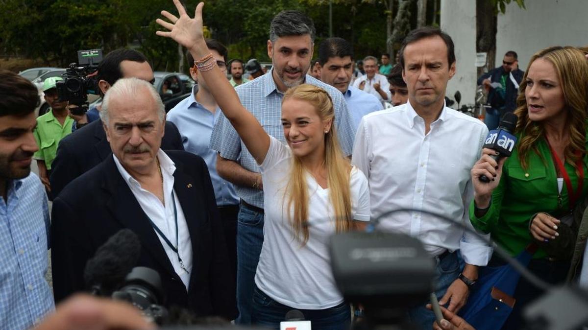 Los ex presidentes de Colombia, Andrés Patrana (izq.), y de Bolivia, Jorge Quiroga (der.), acompañan a Lilian Tintori, esposa del encarcelado opositor Leopoldo López, a votar el domingo.