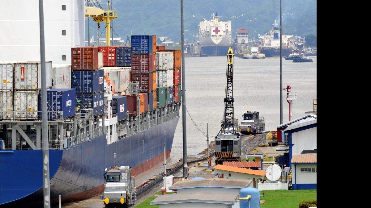 
Un barco transita por la esclusa de Miraflores en el Canal de Panamá, donde una nueva ley intenta frenar el blanqueo de capitales.
