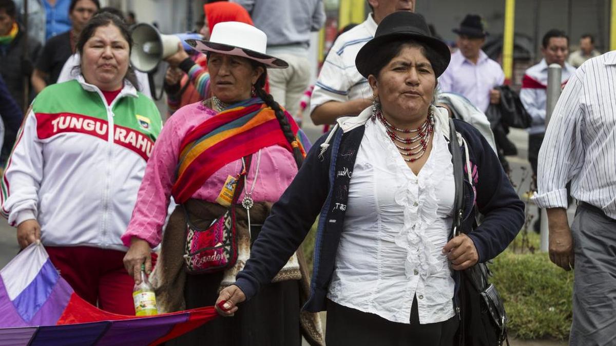 
Indígenas que marchan en protesta contra el gobierno ecuatoriano. La marcha llegó este miércoles a Quito, la capital ecuatoriana, en demanda de rectificaciones al presidente del país, Rafael Correa. 
