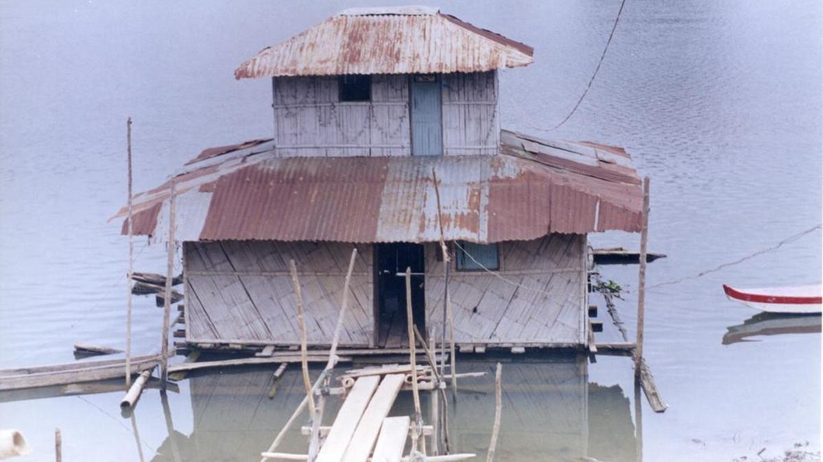 Fotos sin fecha, cedidas por el pintor Edwin zuñiga Torres, de casas flotantes sobre el río Babahoyo, en la provincia occidental de Los Ríos (Ecuador).