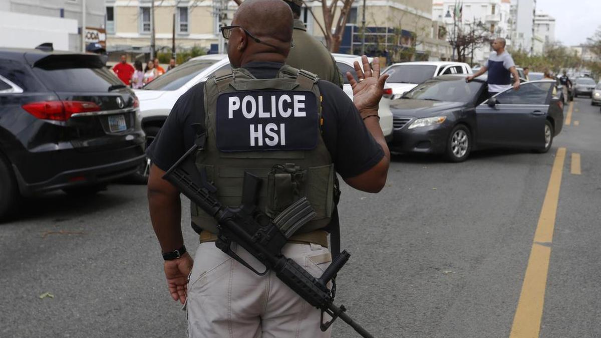 Agentes de policía mantienen vigilancia junto una gasolinera el viernes 22 de septiembre de 2017, en San Juan, Puerto Rico.
