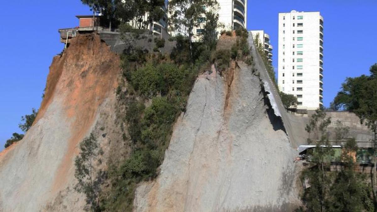 Un edificio a punto de colapsar este sábado debido a deslizamientos de tierra en Santa Fe, en la capital mexicana.
