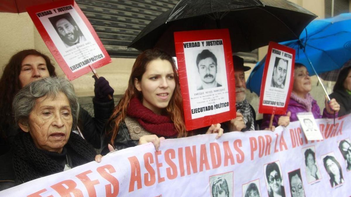 
Integrantes de la Asociación de Familiares de Presos Políticos Ejecutados manifiestan el sábado conrtra Manuel Contreras, el fallecido ex jefe de la Policía Política de la dictadura de Augusto Pinochet, cuyos restos fueron cremados este sábado.
