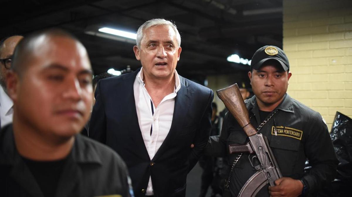 El ex presidente de Guatemala, Otto Pérez, deja la Corte Suprema luego que un juez suspendiera su audiencia el 28 de marzo de 2016.