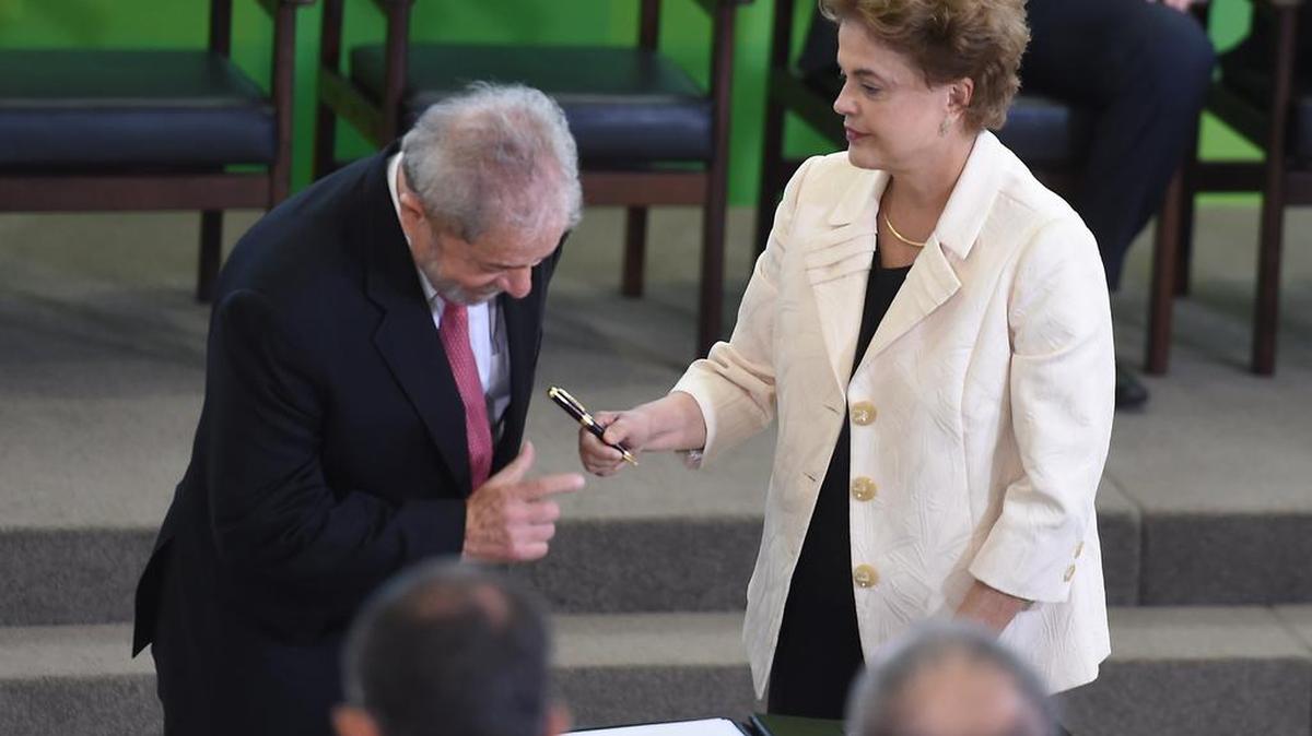 El ex presidente de Brasil, Luiz Inácio Lula da Silva, y la mandataria brasileña Dilma Rousseff, en el acto de juramentación de Lula como ministro del gobierno del país, el jueves. El diario The New York Times calificó el sábado de “ridícula” la explicación del nombramiento del ex gobernante.