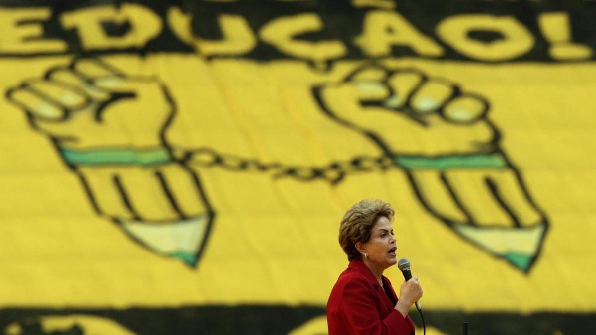 
La presidenta brasileña Dilma Rousseff durante un discurso el miércoles ante miles de mujeres campesinas en el estadio Mané Garrincha en Brasilia . Las mujeres denunciaron la supuesta preparación de un ‘golpe’ de Estado por grupos de oposición que han convocado a masivas protestas contra el gobierno para este domingo. 
