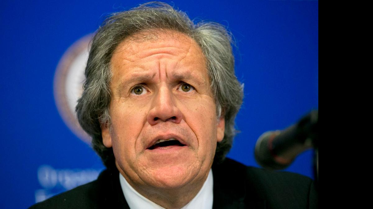 
El secretario general de la OEA, Luis Almagro, habla durante una conferencia de prensa en la Asamblea General de esa organización en junio, en Washington. 
