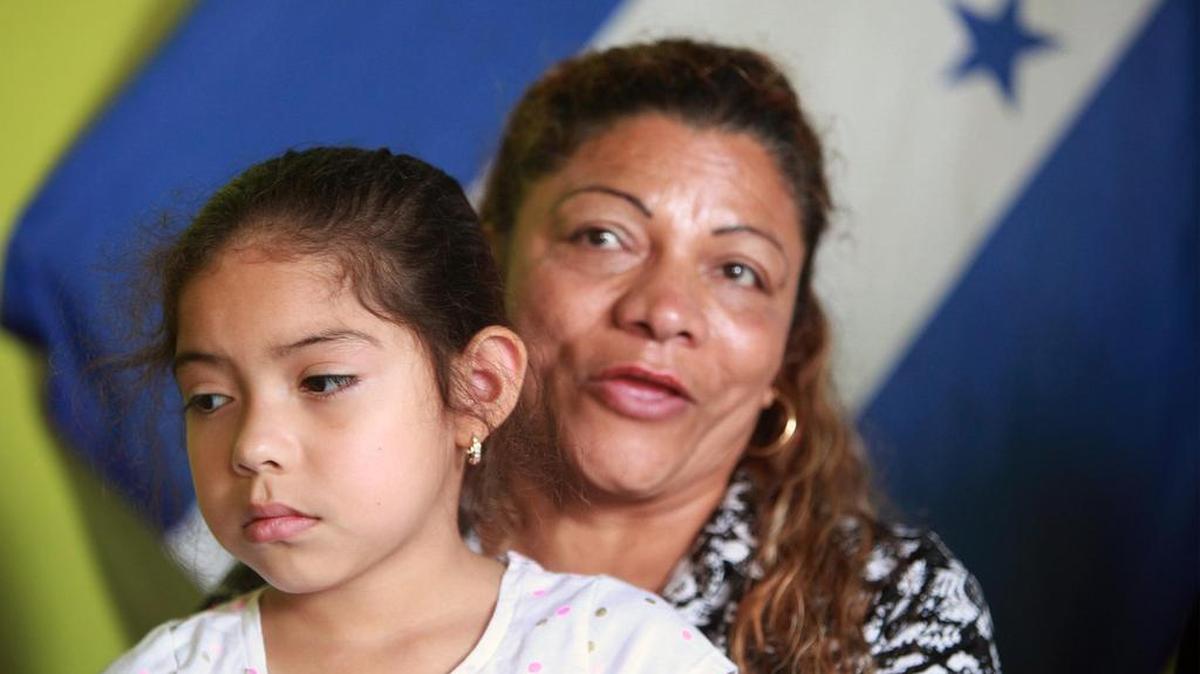Rosa Ozeguera, de nacionalidad Hondureña, con su hija Dileini Funes, de 6 años, participa en una conferencia en Miami sobre el TPS, el miercoles, 7 de junio del 2017.