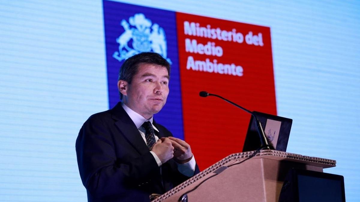 Fotografía cedida por el Congreso Internacional de Áreas Marinas Protegidas-IMPAC 4, que muestra al ministro de Medio Ambiente de Chile, Marcelo Mena, quien habla durante la inauguración del evento el lunes 4 de septiembre de 2017, en la región de Coquimbo, localidad 440 km al norte de Santiago (Chile), donde se debatirá la relación entre estas zonas de conservación marítima y el cambio global, así como la importancia de las comunidades en la conservación de los océanos.