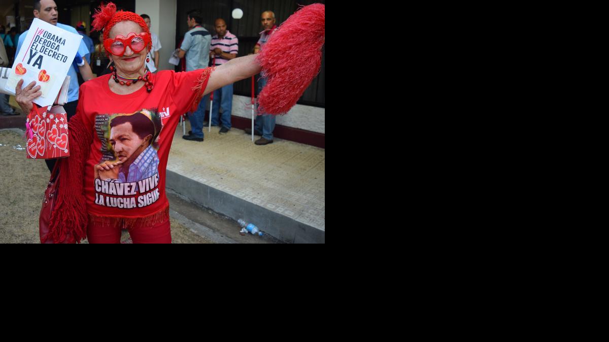 
Una participante en la Cumbre de los Pueblos despliega sus ideas y razones en Ciudad Panamá a corta distancia del foro principal.
